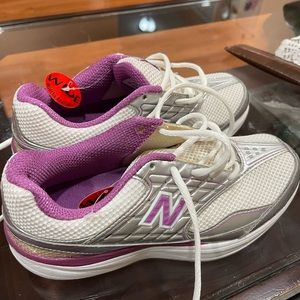 BRAND NEW NEW BALANCE WOMEN’S SNEAKERS